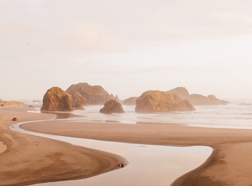 金色沙滩上的海岸岩石
