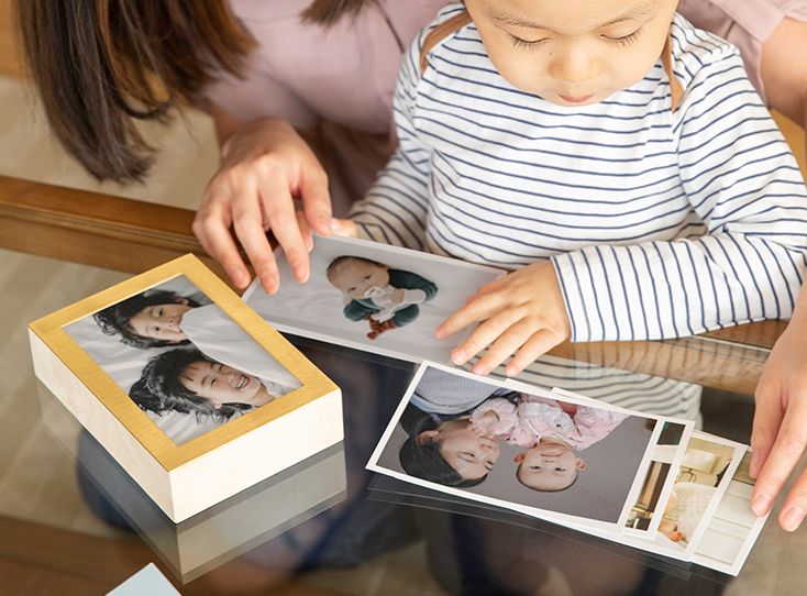 选择家庭照片的妈妈和小男孩放置在文物起义黄铜和木头显示箱里面